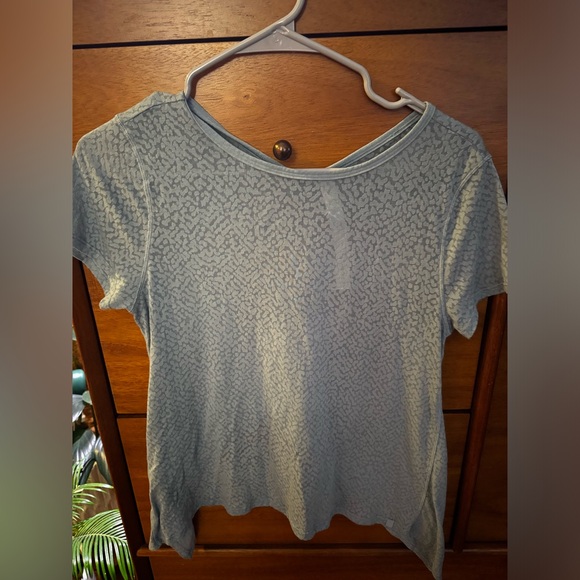 Lululemon loop around tee, size 4 - Picture 2 of 3